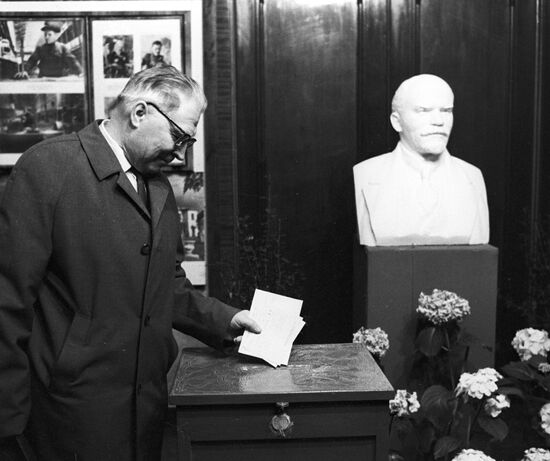 People's Artist of USSR Viktor Oreshnikov on elections day