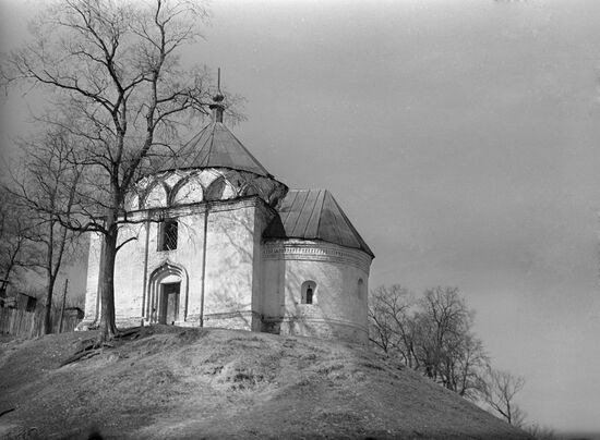 The hipped-roofed Church of Sts. Kozma and Damian in Murom