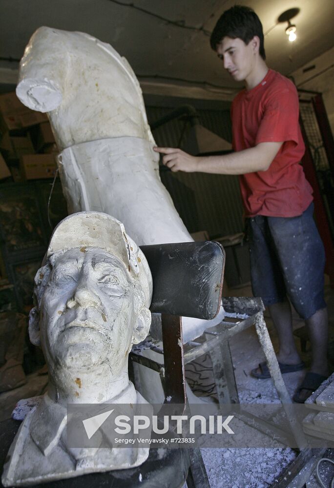 The Diamond Arm characters being cast in bronze