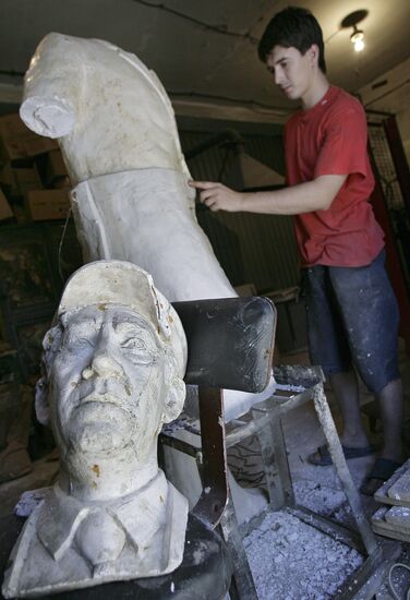 The Diamond Arm characters being cast in bronze