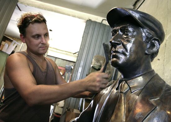 The Diamond Arm characters being cast in bronze