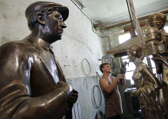 The Diamond Arm characters being cast in bronze