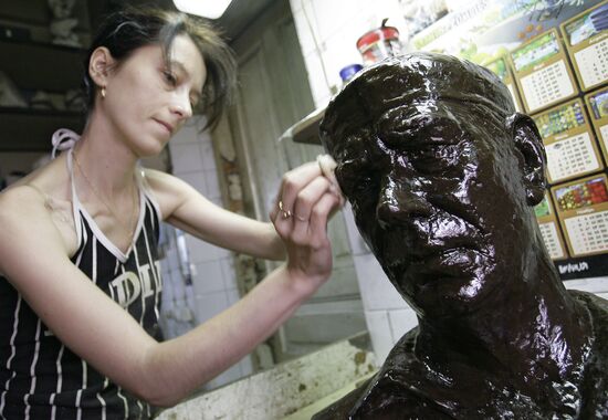 The Diamond Arm characters being cast in bronze