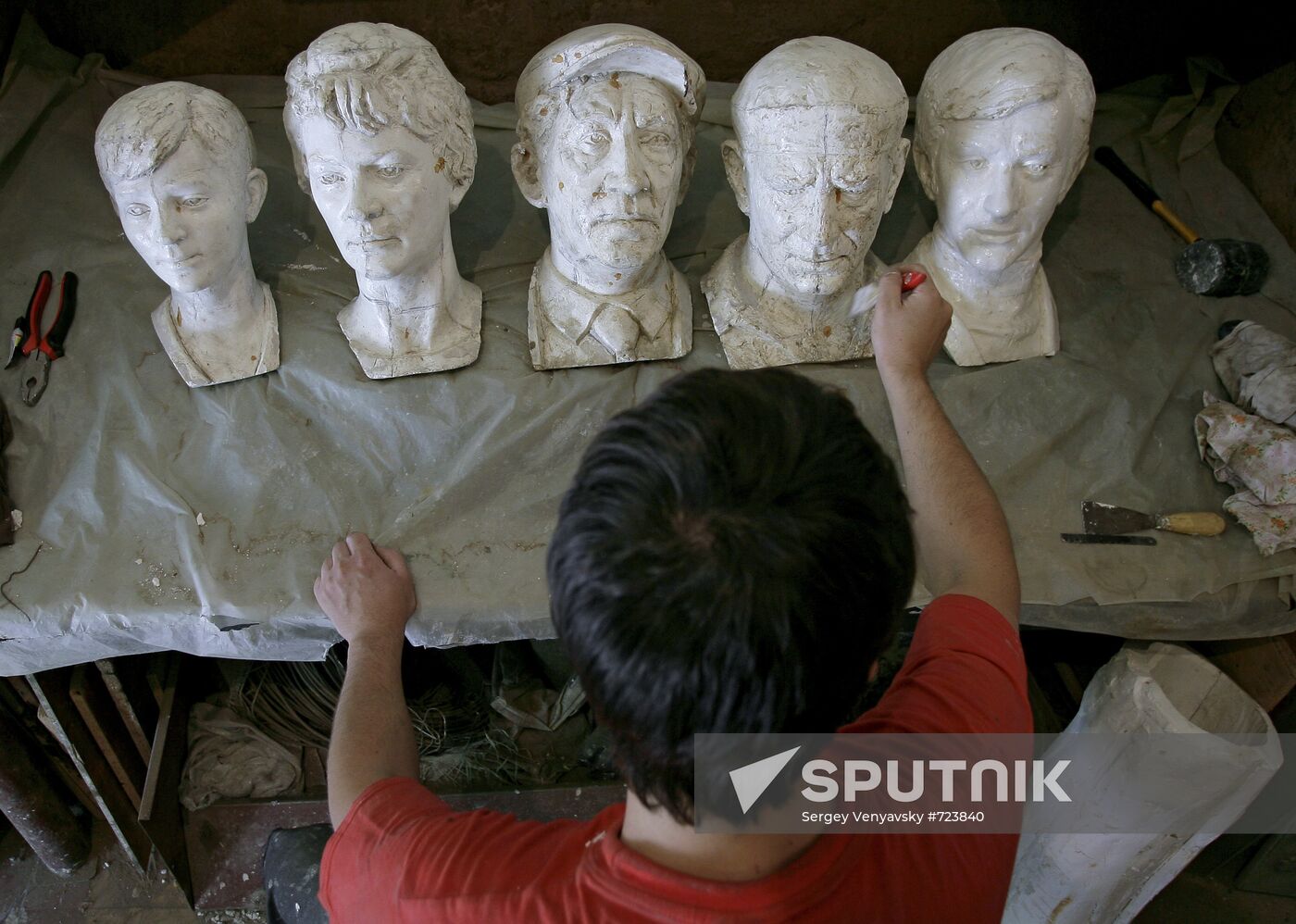The Diamond Arm characters being cast in bronze