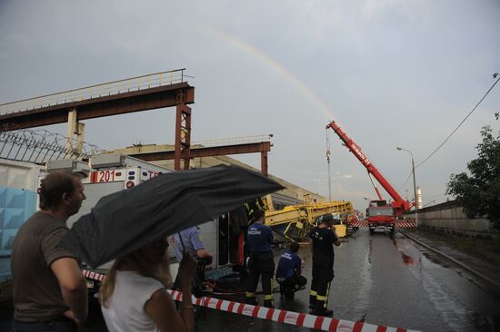 Hurricane takes down tower crane in east Moscow
