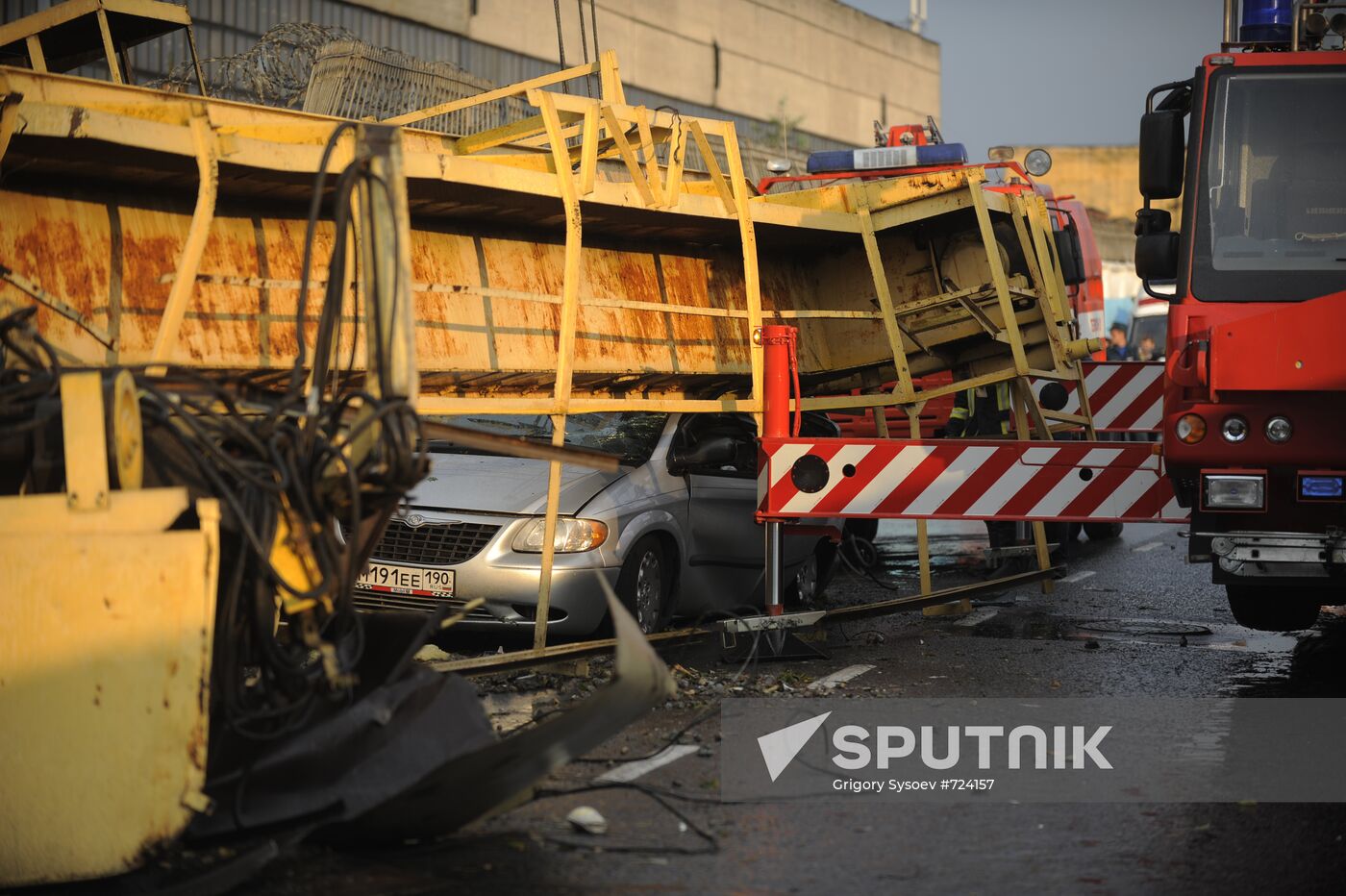 Hurricane takes down tower crane in east Moscow
