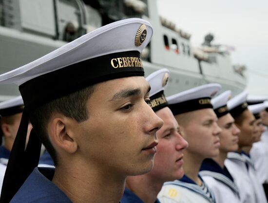Arctic Fleet sailors, parting with the Peter the Great cruiser