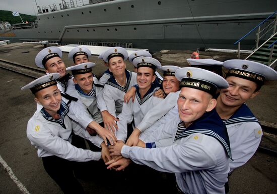 Arctic Navy sailors at Peter the Great cruiser farewell ceremony