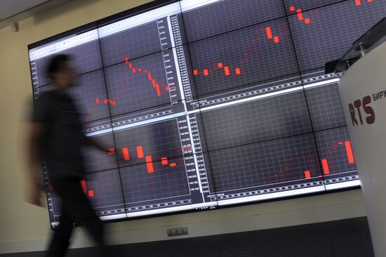 Employee in RTS stock exchange new office