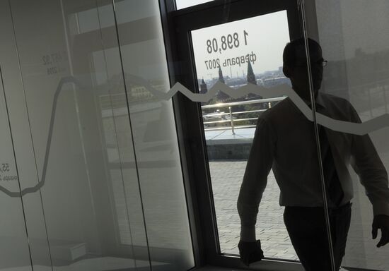 Employee in RTS stock exchange new office