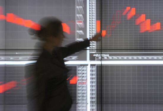 Employee in RTS stock exchange new office