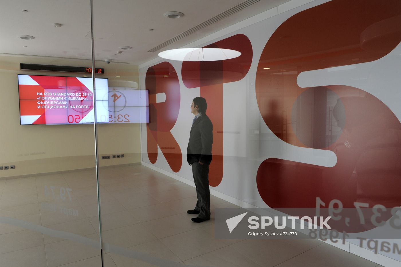 Employee in RTS stock exchange new office