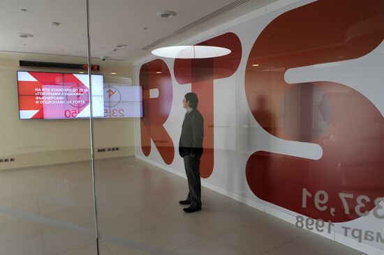 Employee in RTS stock exchange new office