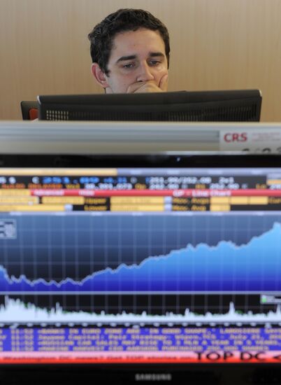 Employee in RTS stock exchange new office