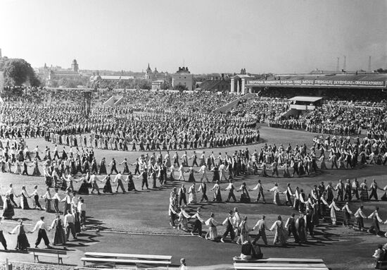 Song festival marking 15th anniversary of Lithuanian S.S.R.