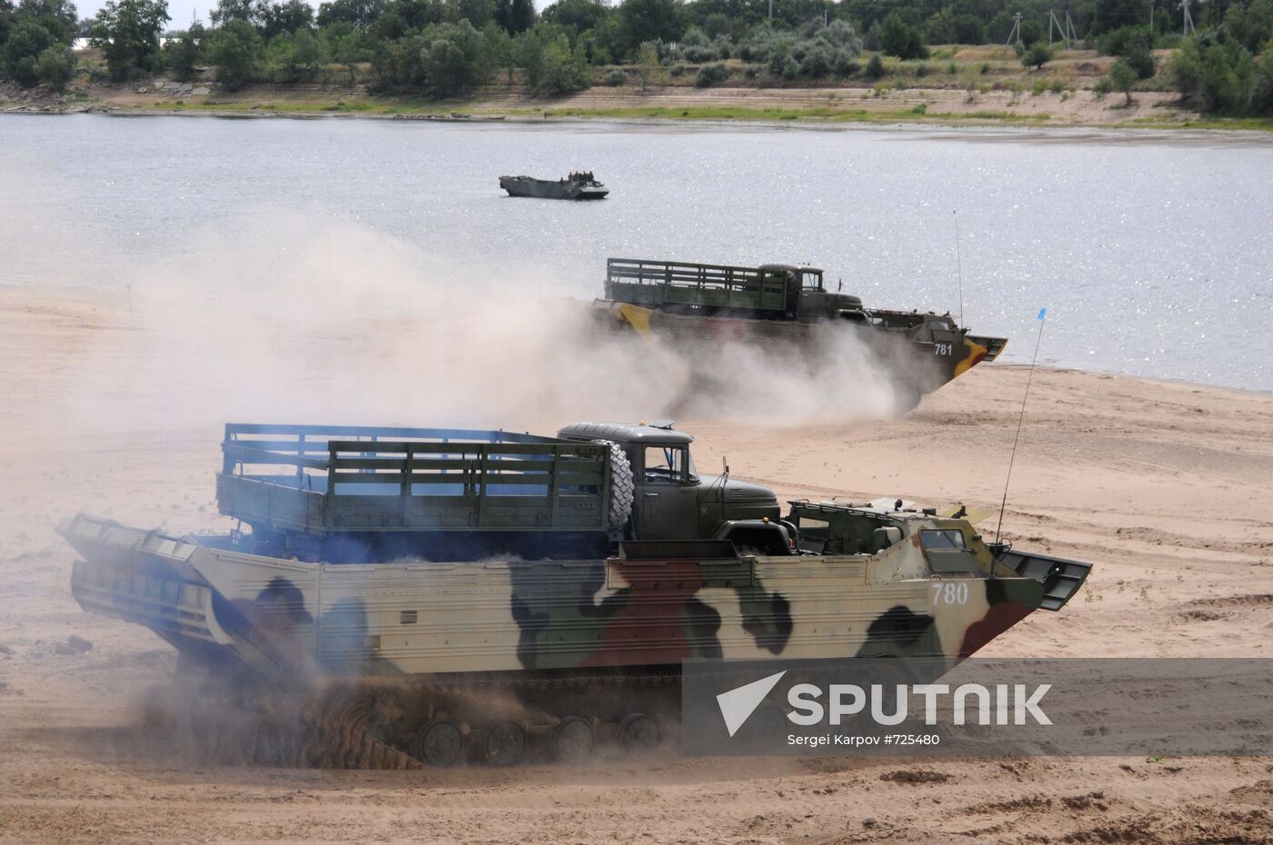 Medium swimming transporting vehicle PTS-2