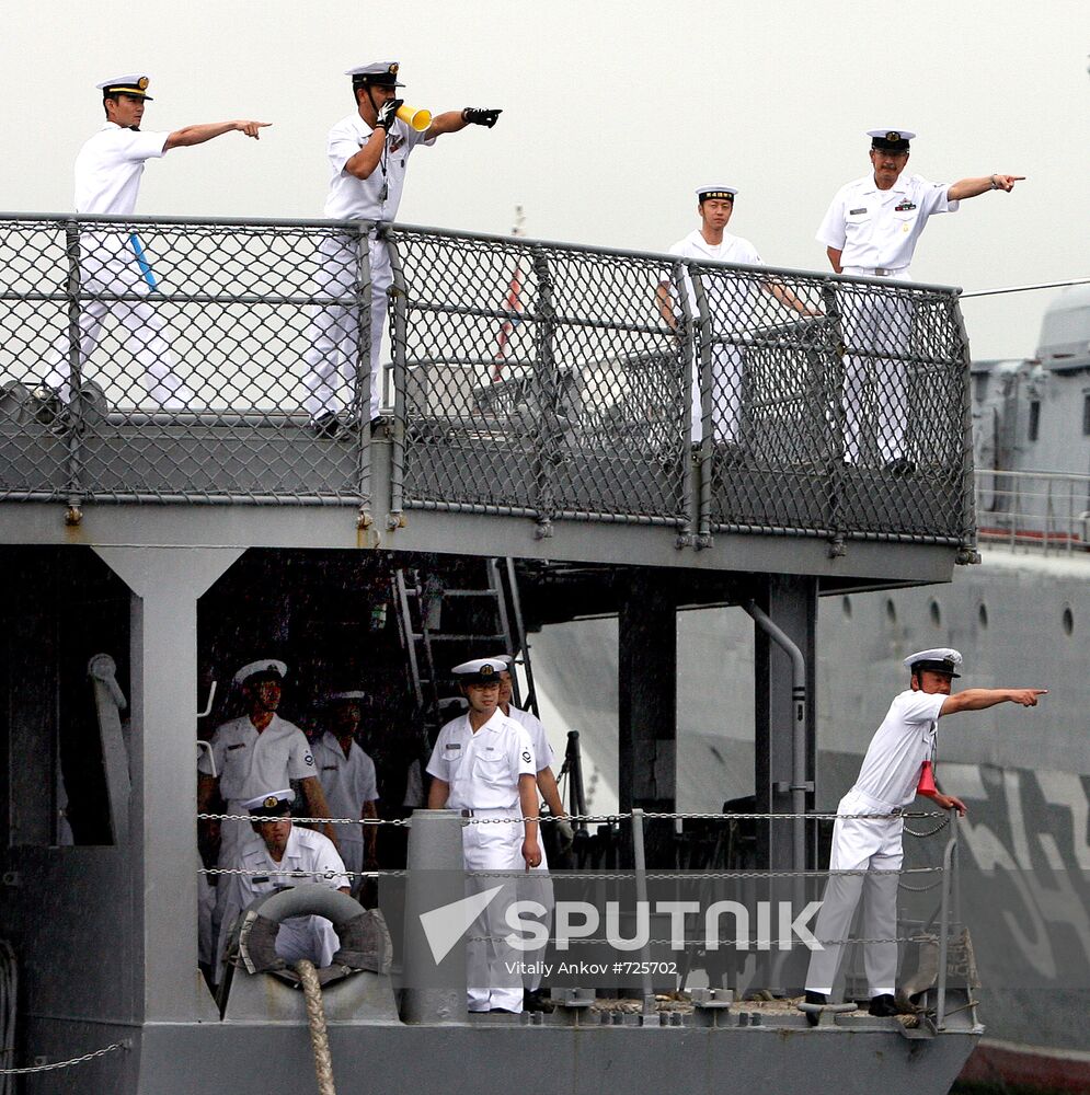 Japanese and American vessels arrive in Vladivostok