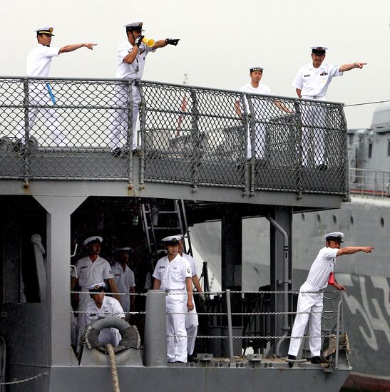 Japanese and American vessels arrive in Vladivostok