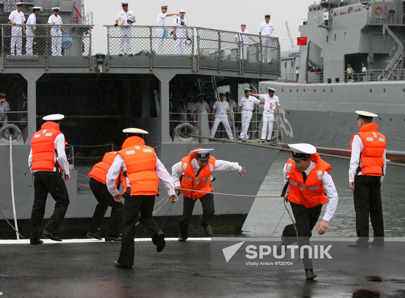 Japanese and American vessels arrive in Vladivostok