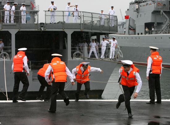 Japanese and American vessels arrive in Vladivostok