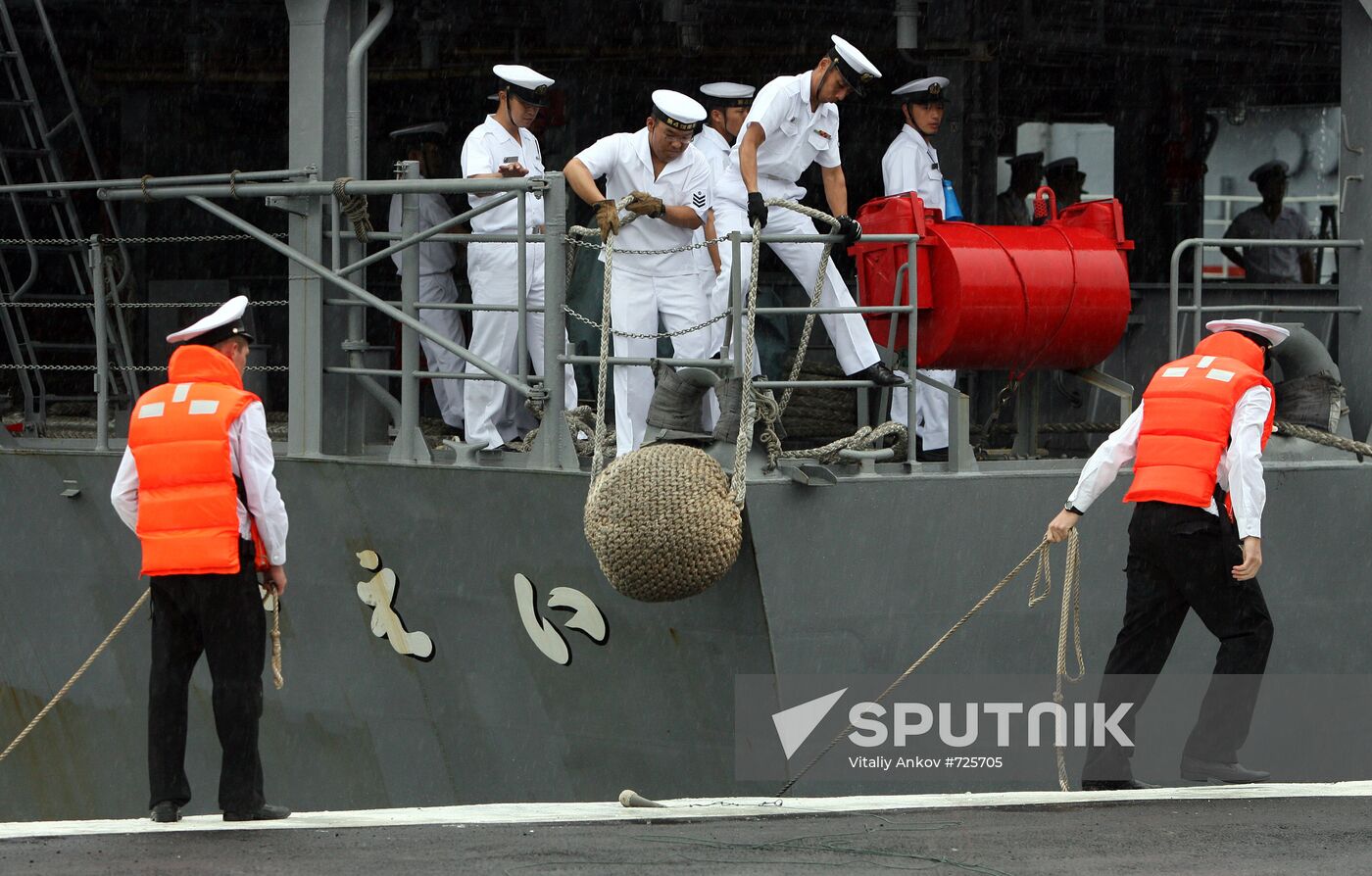 Japanese and American vessels arrive in Vladivostok