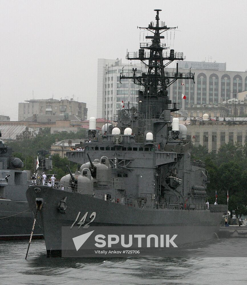 Japanese and American vessels arrive in Vladivostok