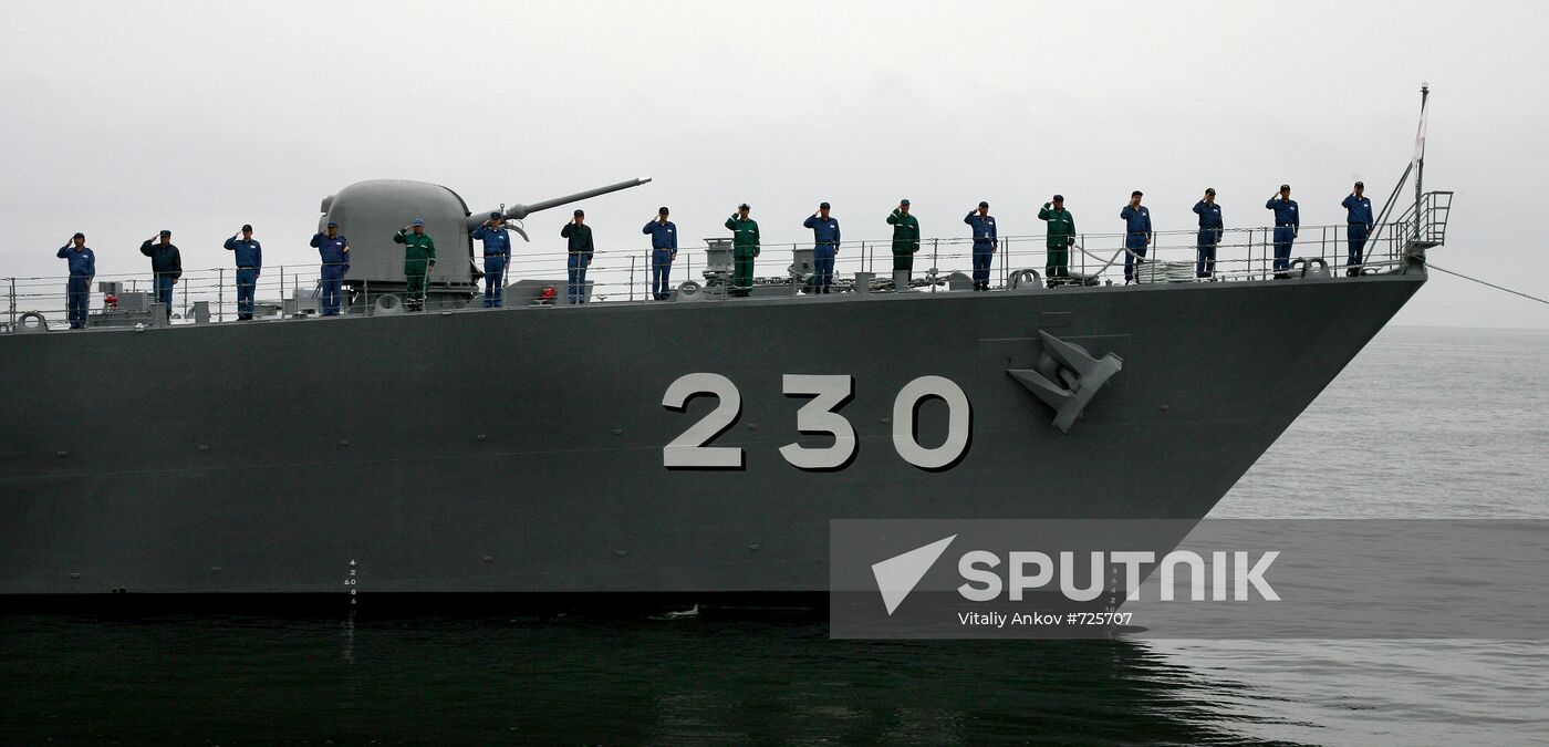 Japanese and American vessels arrive in Vladivostok