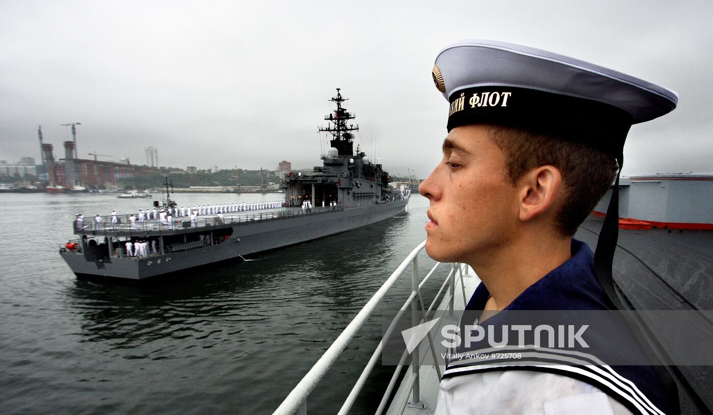 Japanese and American vessels arrive in Vladivostok