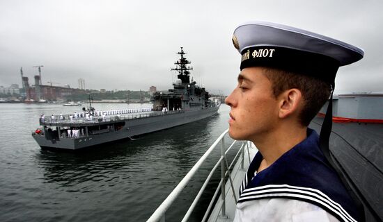 Japanese and American vessels arrive in Vladivostok