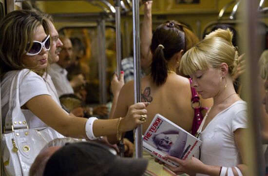 Moscow Metro passengers suffer from overwhelming heat