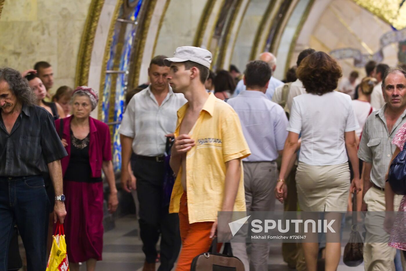 Moscow Metro passengers suffer from overwhelming heat