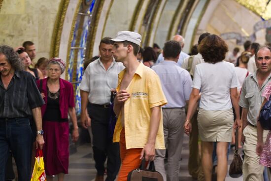 Moscow Metro passengers suffer from overwhelming heat