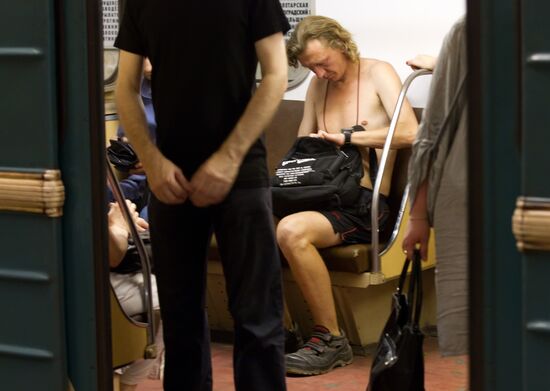 Moscow Metro passengers suffer from overwhelming heat