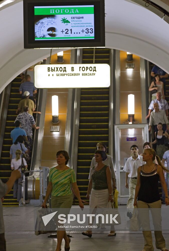 Moscow Metro passengers suffer from overwhelming heat