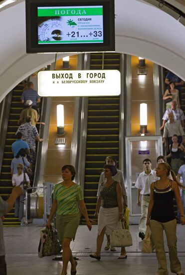Moscow Metro passengers suffer from overwhelming heat