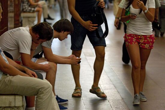 Moscow Metro passengers suffer from overwhelming heat