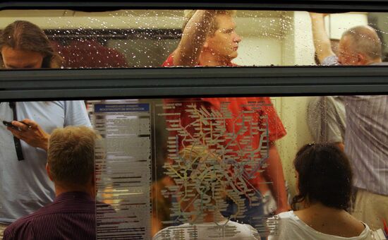 Moscow Metro passengers suffer from overwhelming heat