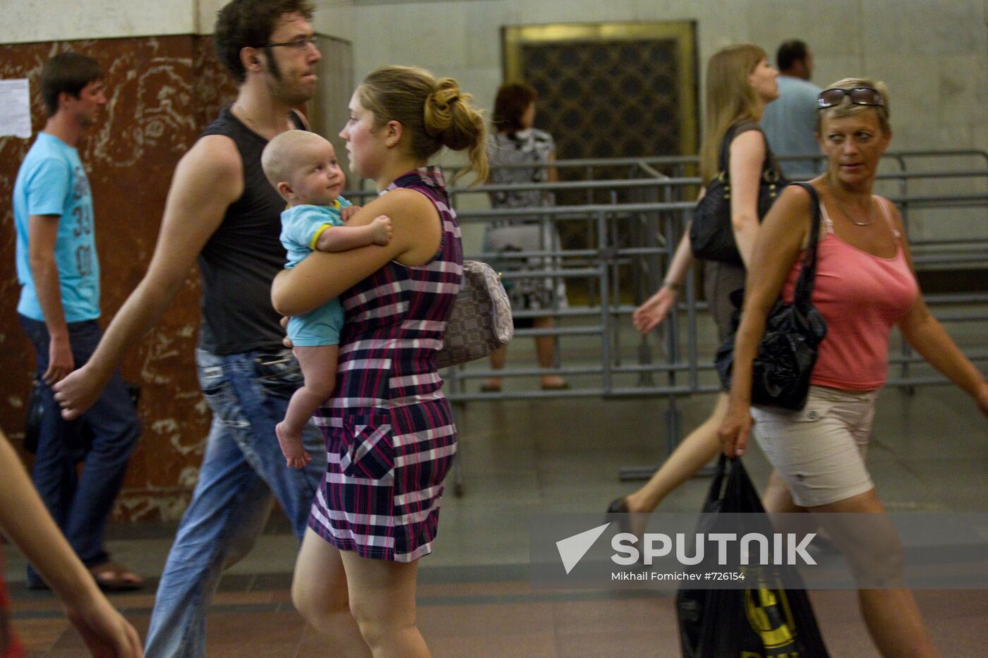 Moscow Metro passengers suffer from overwhelming heat