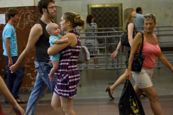Moscow Metro passengers suffer from overwhelming heat