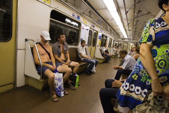 Moscow Metro passengers suffer from overwhelming heat