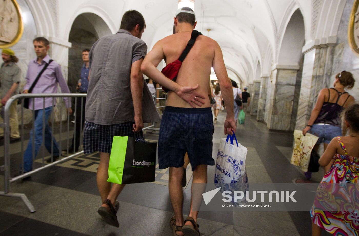 Moscow Metro passengers suffer from overwhelming heat