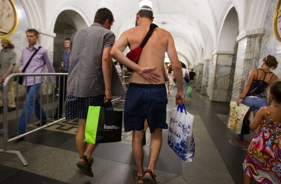 Moscow Metro passengers suffer from overwhelming heat