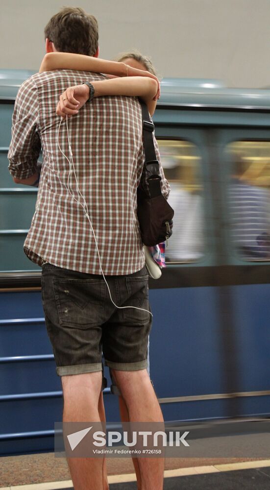 Moscow Metro passengers suffer from overwhelming heat