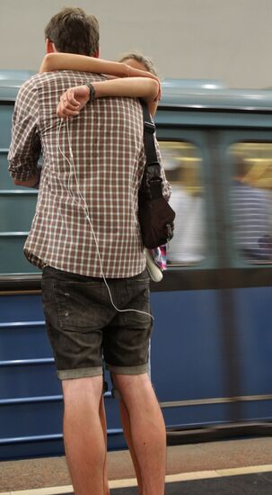 Moscow Metro passengers suffer from overwhelming heat