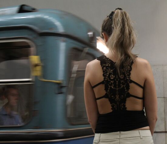 Moscow Metro passengers suffer from overwhelming heat