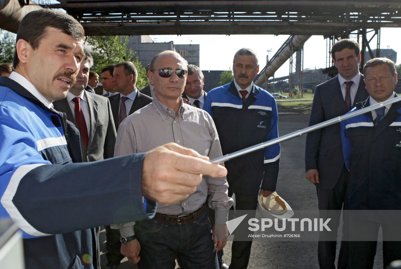 Vladimir Putin tours Chelyabinsk Metallurgical Plant