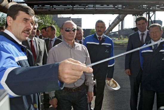 Vladimir Putin tours Chelyabinsk Metallurgical Plant