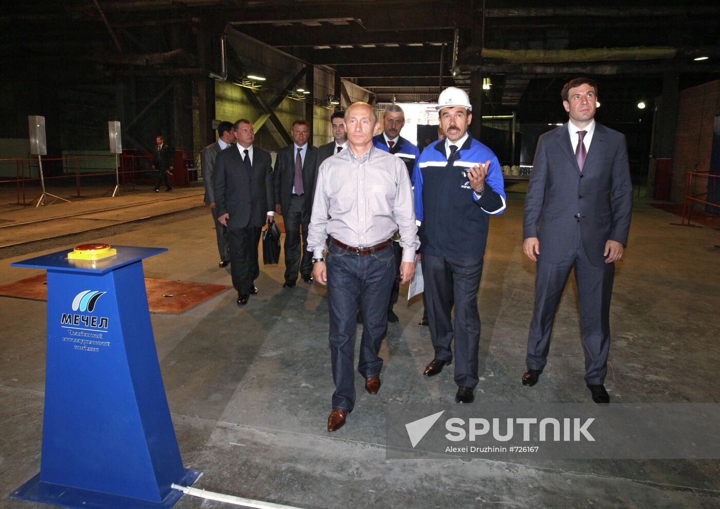 Vladimir Putin tours Chelyabinsk Metallurgical Plant
