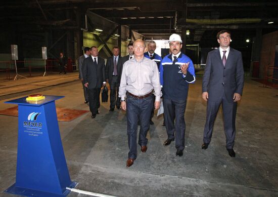 Vladimir Putin tours Chelyabinsk Metallurgical Plant