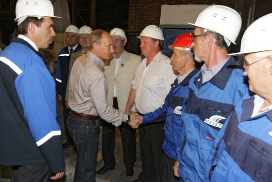 Vladimir Putin tours Chelyabinsk Metallurgical Plant